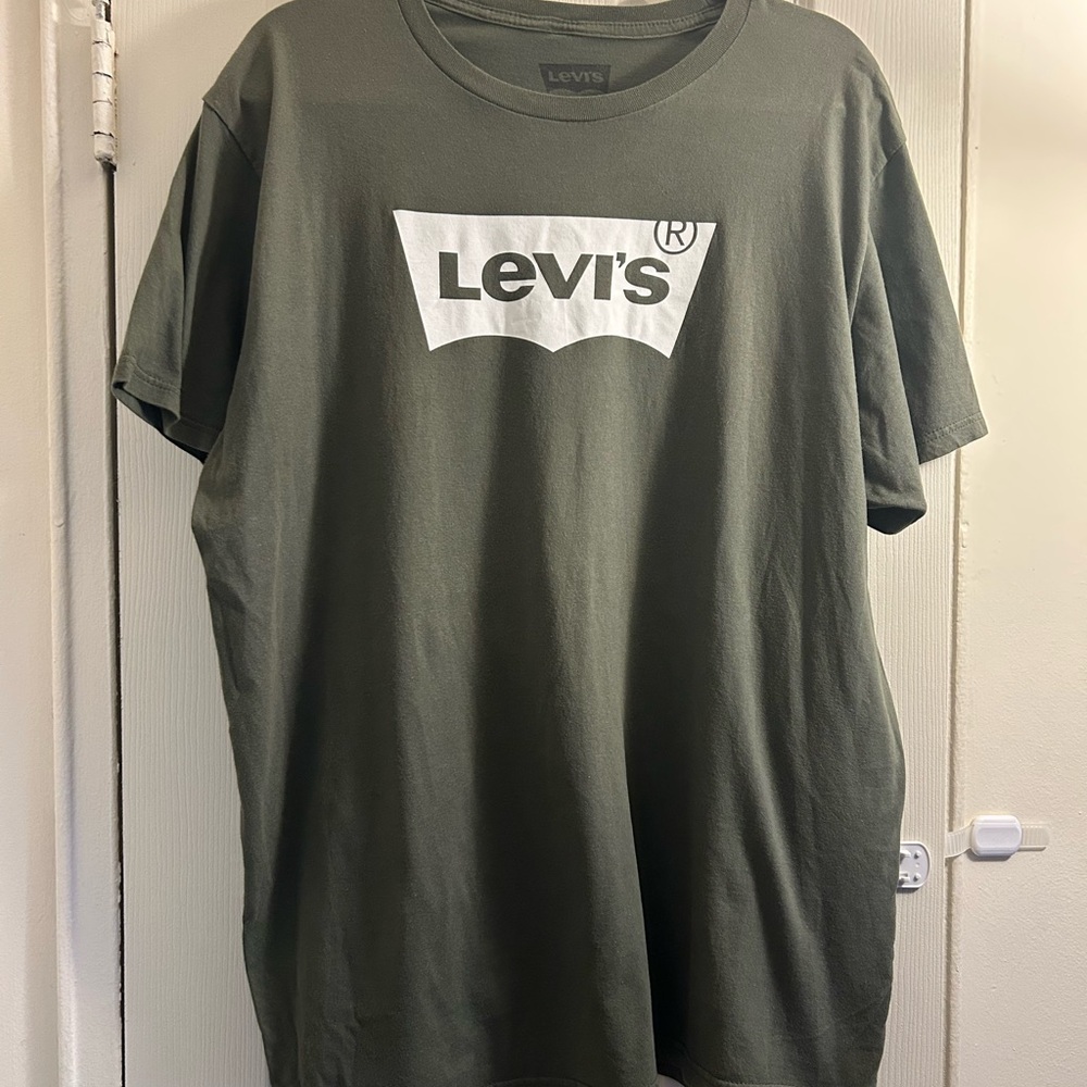 Levi's Men's Olive Green Graphic Cotton Tee with Logo Classic TShirt